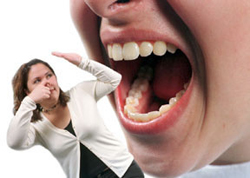 chica apestada por el mal aliento de una boca