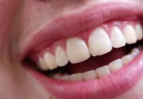 Boca sonriente con dientes perfectos