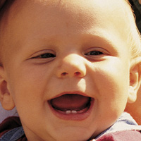 niño pequeo con solo dos dientes inferiores