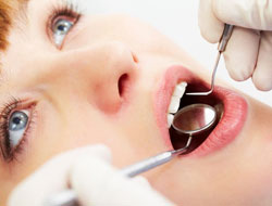 lámpara de un sillón de una clínica dental